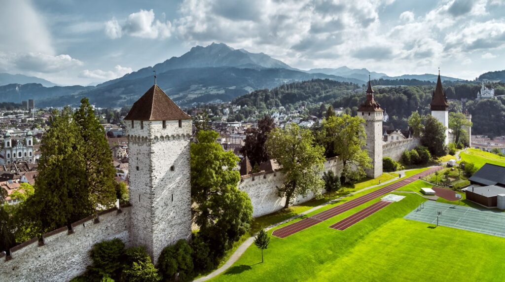 Aussicht auf die Museggmauer und Stadt sowie den Pilatus im Hintergrund.