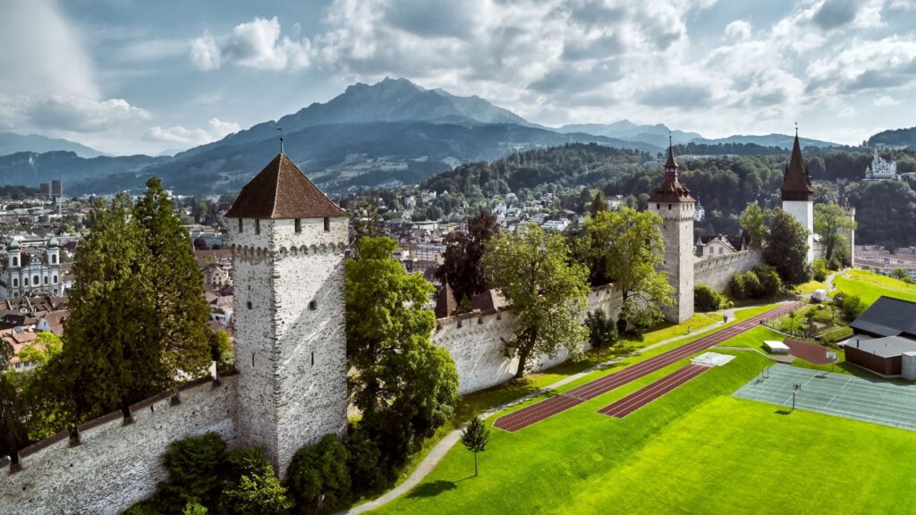 Aussicht auf die Museggmauer und Stadt sowie den Pilatus im Hintergrund.